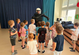 Policjant z grupą dzieci
