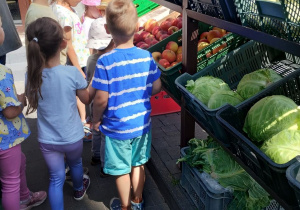 Dzieci wybierają świeże owoce z warzywniaka