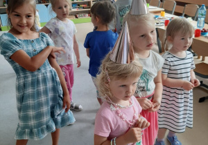 Dzieci przygotowują się do tańca