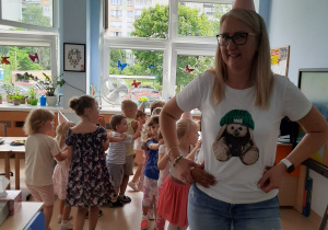 Nauczycielka prowadzi pociąg z dziećmi