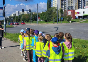 Dzieci idą na skrzyżowanie ulic