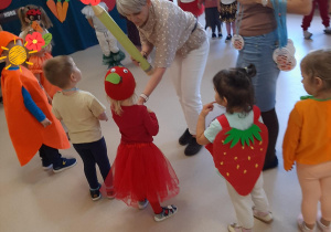 Pani dyrektor pasuje na przedszkolaka dziewczynkę