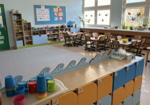 Widok sali: stoliki i półki z pomocami