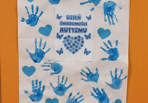 Plakat przedstawiający dłonie dziecięce w kolorze niebieskim